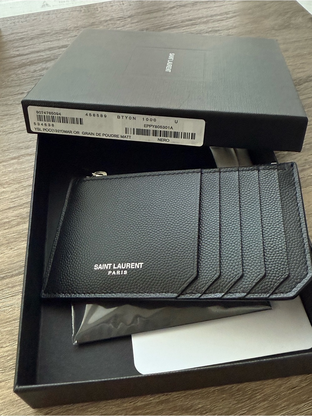 NEW! AUT! SAINT LAURENT PARIS FRAGMENTS ZIPPED CARD CASE IN GRAIN LEATHER
BLACK